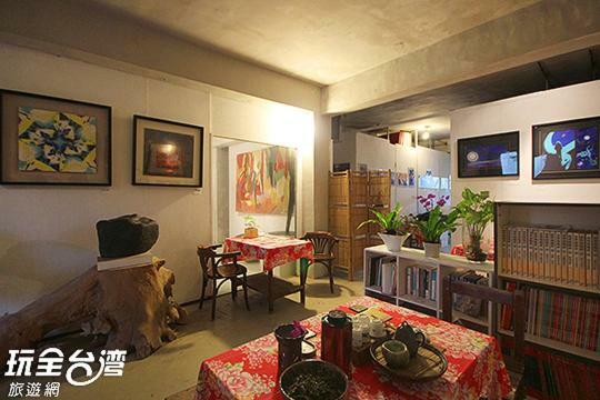 Museum Traveler'S Bnb Sanzhi Екстериор снимка